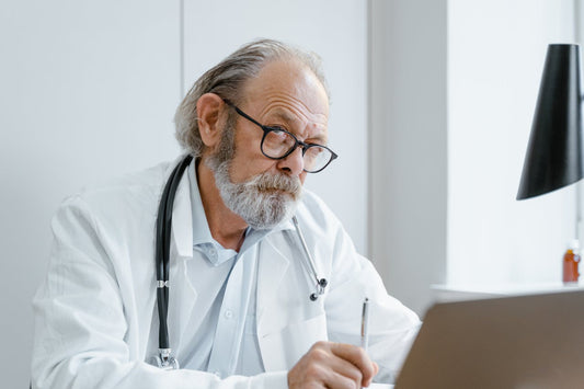 Medico che analizza una situazione clinica, simbolo del supporto professionale necessario se il Cialis non funziona.